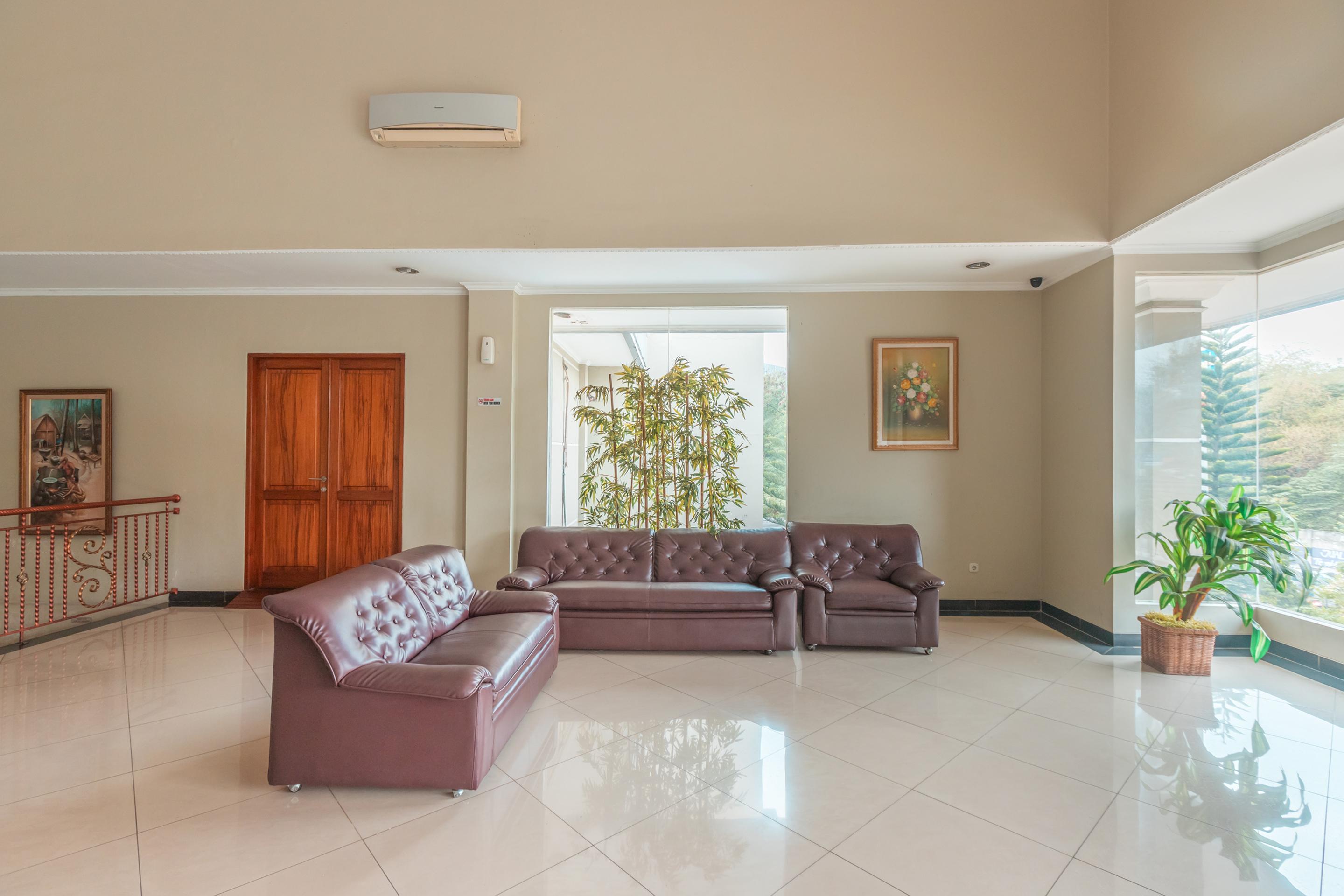 Vaccinated Staff - Oyo Flagship 2131 Hotel Binong Τάνγκερανγκ Εξωτερικό φωτογραφία