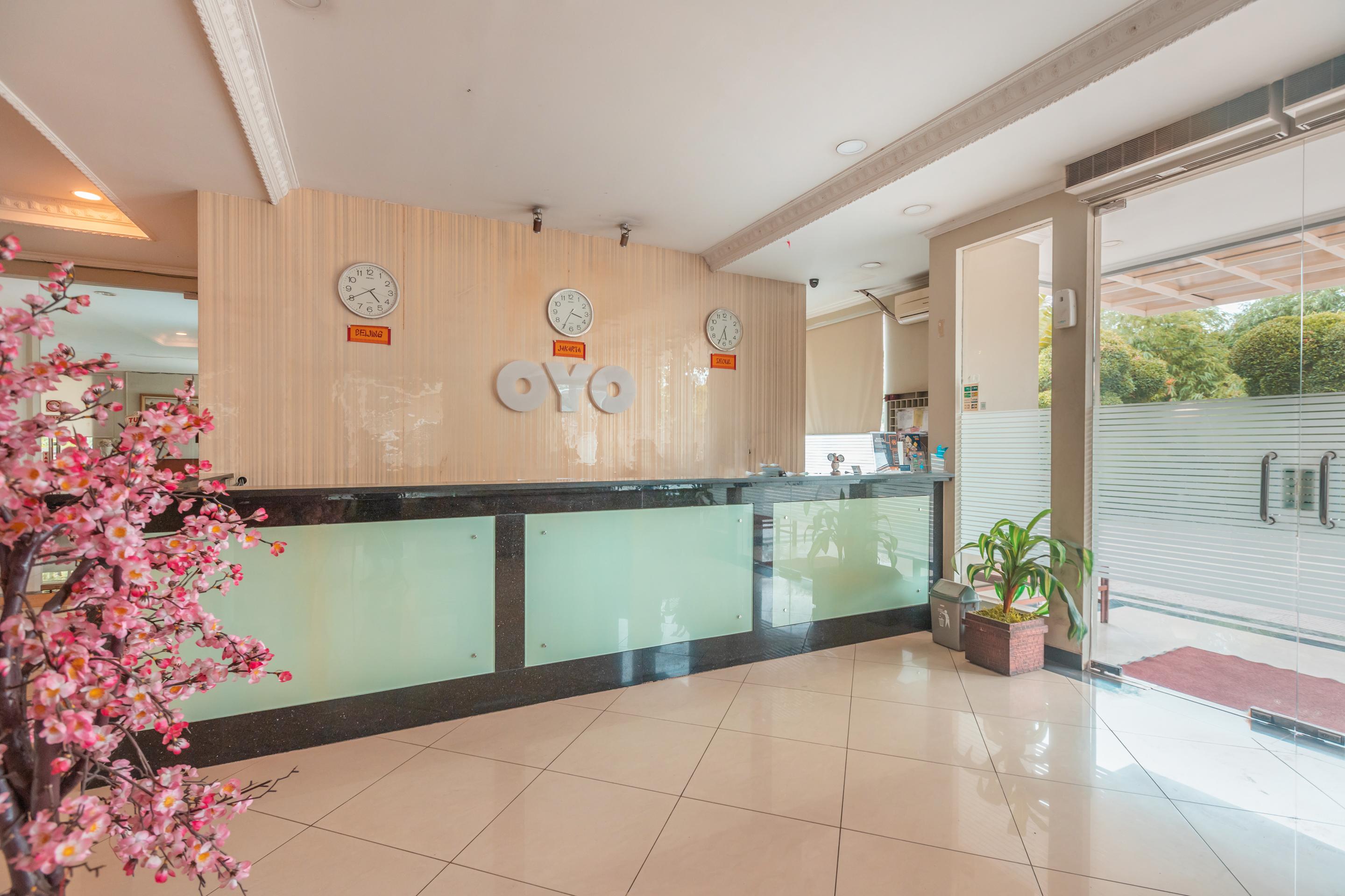 Vaccinated Staff - Oyo Flagship 2131 Hotel Binong Τάνγκερανγκ Εξωτερικό φωτογραφία